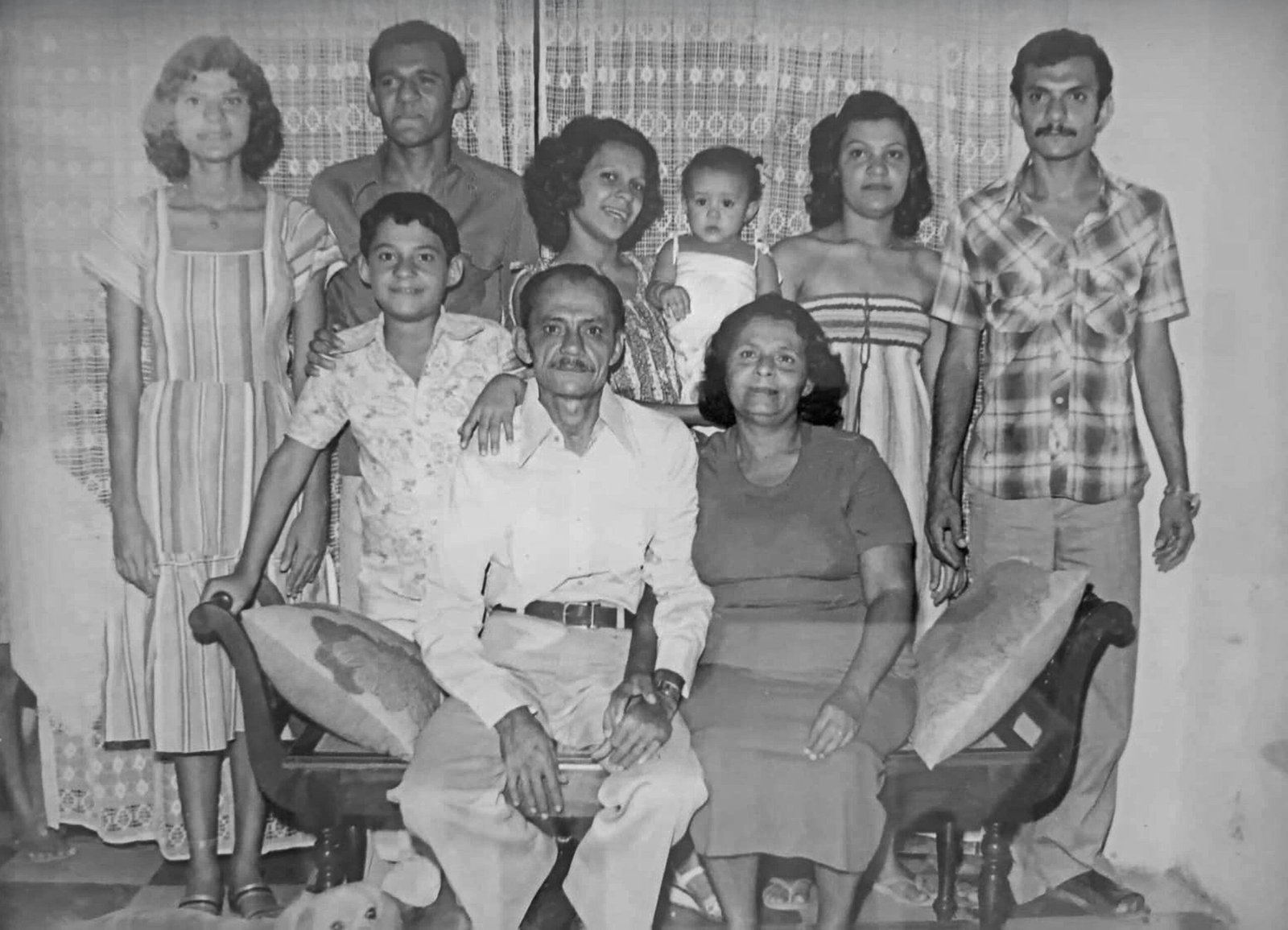 Família do ator Chico de Assis. Na foto, sentados, sua mãe Tereza Romeiro de Carvalho e seu pai Francisco de Assis Carvalho, em pé, os irmãos Maria do Carmo, o ator Chico de Assis, Rita de Cássia com a filha Maria Danielle no braço, Tereza Lúcia e João Orlando e Henrique Thadeu.