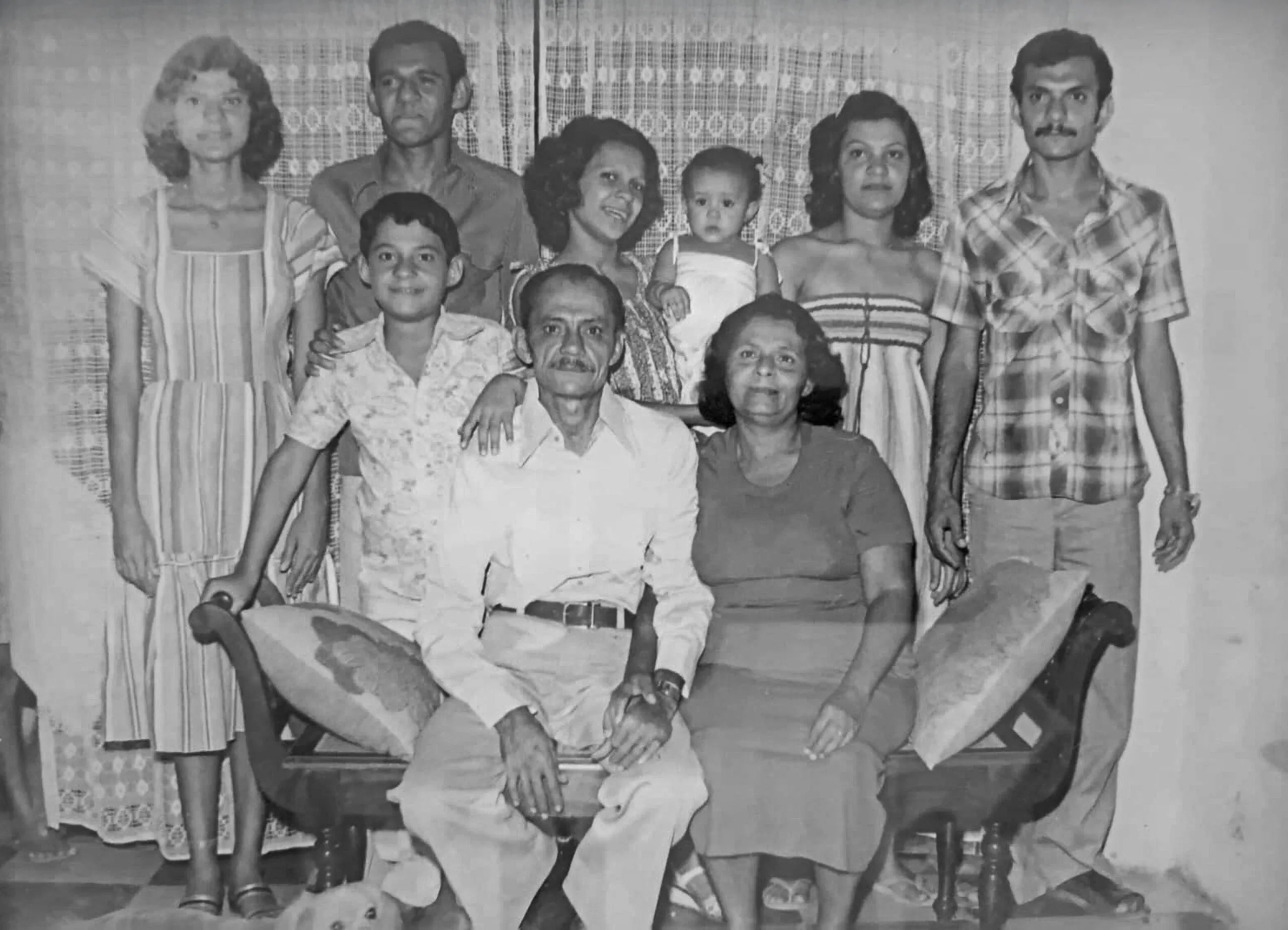 Família do ator Chico de Assis. Na foto, sentados, sua mãe Tereza Romeiro de Carvalho e seu pai Francisco de Assis Carvalho, em pé, os irmãos Maria do Carmo, o ator Chico de Assis, Rita de Cássia com a filha Maria Danielle no braço, Tereza Lúcia e João Orlando e Henrique Thadeu.